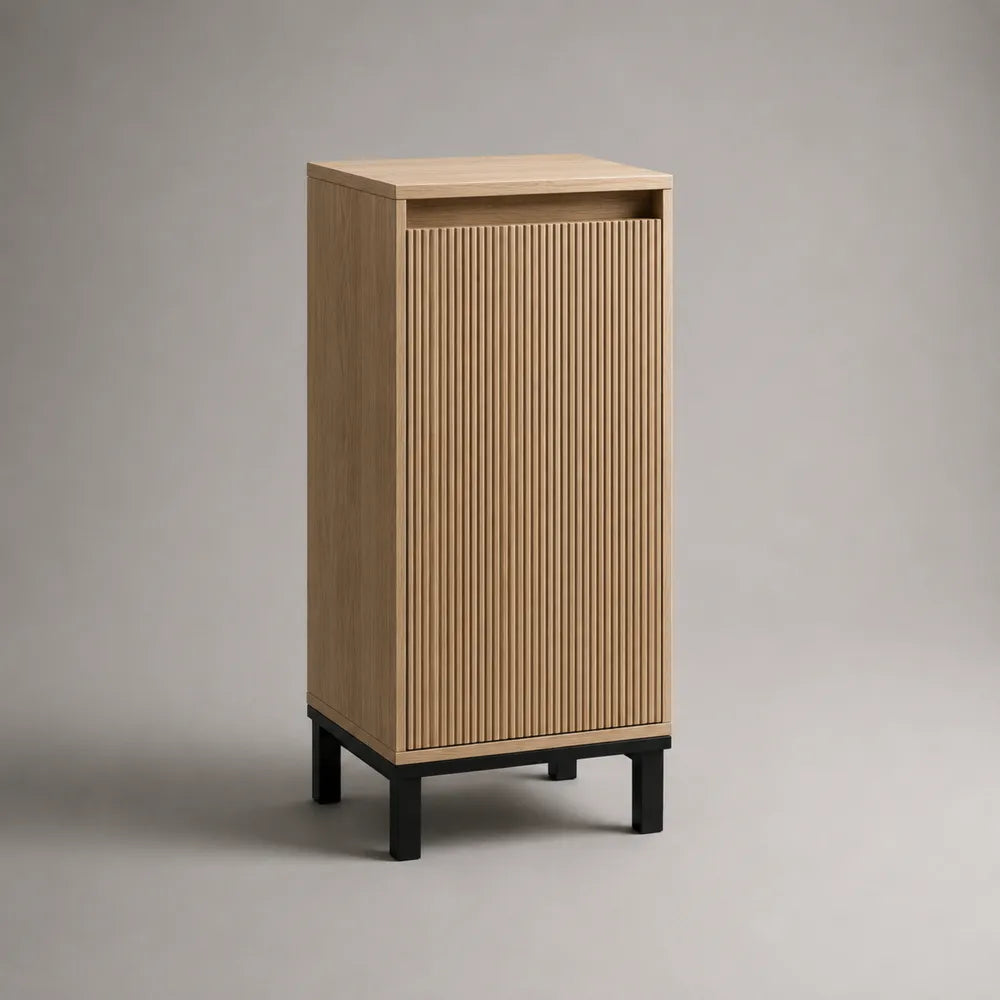 Credenza alta da sala in MDF effetto rovere naturale con anta scanalata e base in acciaio nero 80 x 40 x 120 cm