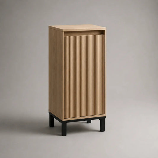 Credenza alta da sala in MDF effetto rovere naturale con anta scanalata e base in acciaio nero 80 x 40 x 120 cm