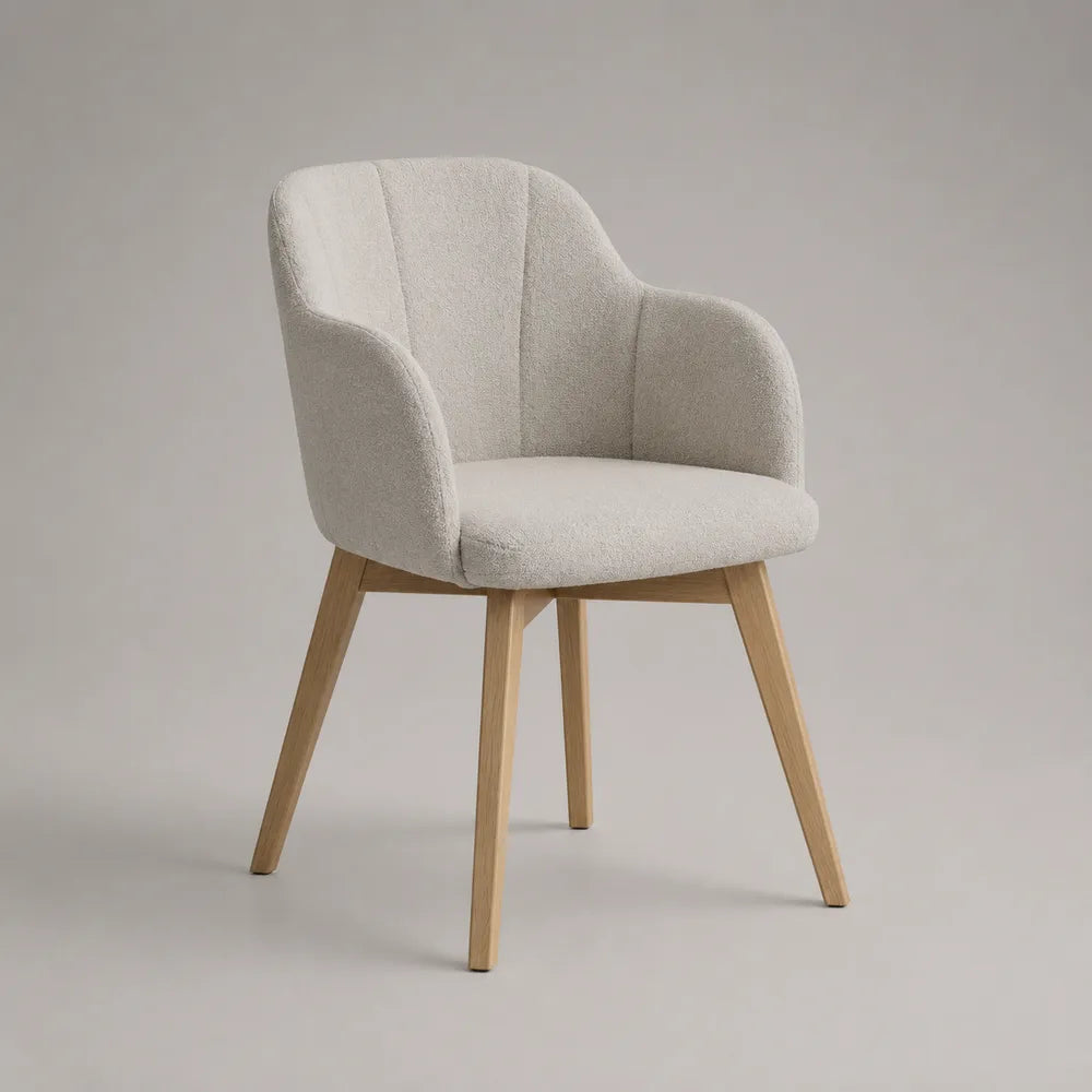 Poltroncina da pranzo imbottita con braccioli in tessuto bouclé beige e gambe in legno naturale 60x62x82 cm